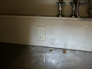 三菱製トップオープン食洗機の撤去工事　ミカドキッチン　食洗機電源コンセント移設